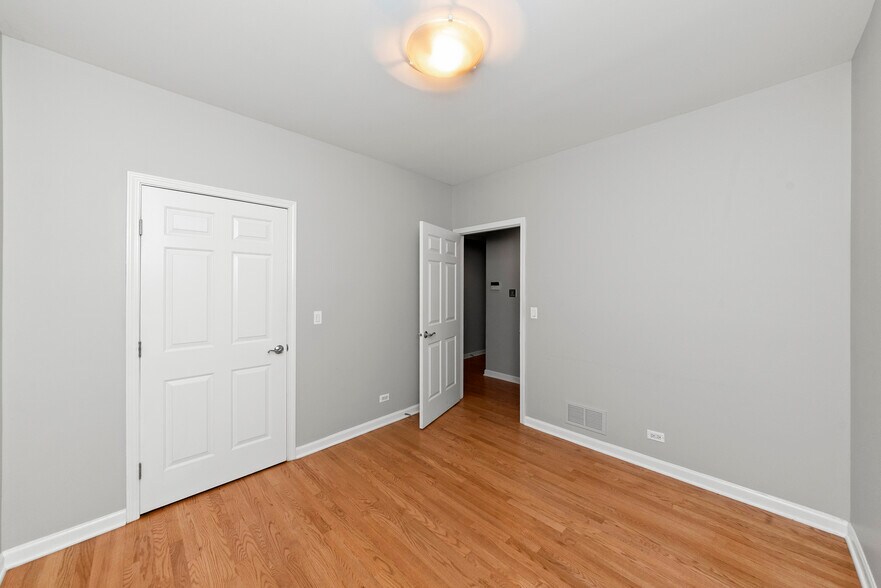 Building Photo - 540 W Oakdale Ave