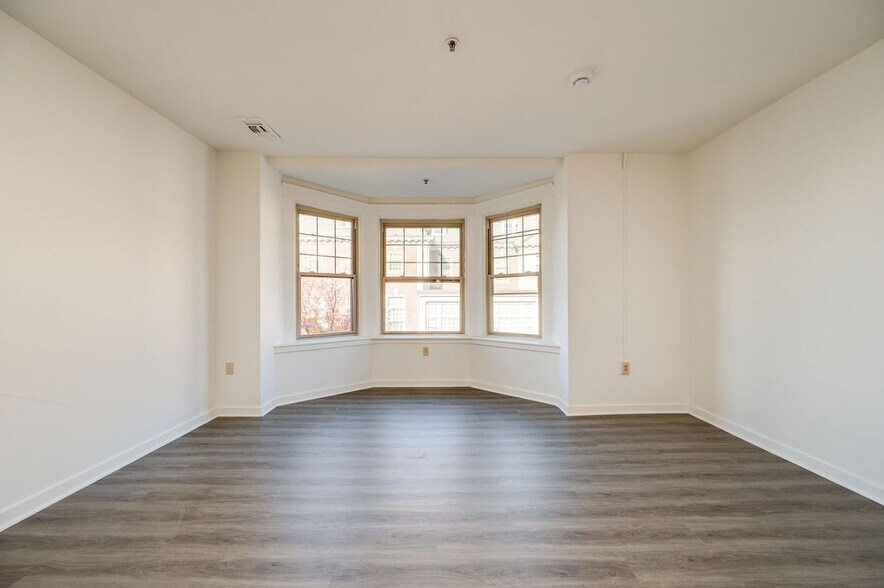 Building Photo - 500 Walnut St