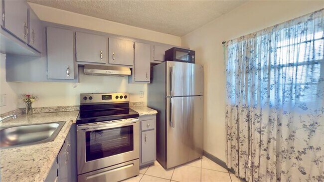 Building Photo - 9340 Lagoon Pl