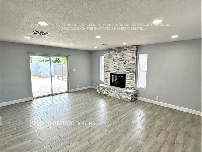 Building Photo - 3017 W Laurel Ln
