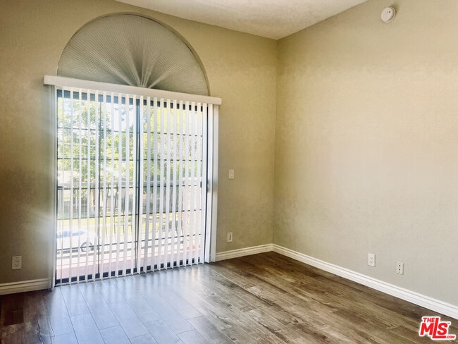 Building Photo - 4349 Cahuenga Blvd