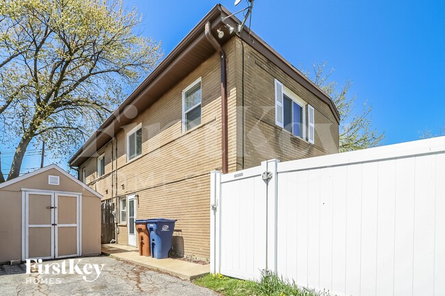 Building Photo - 335 E Vermont St