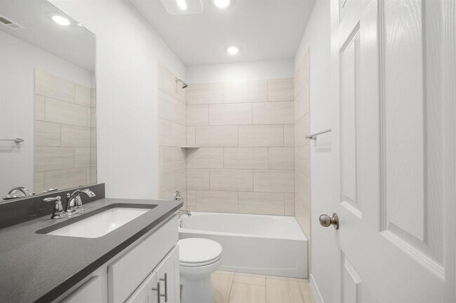 Building Photo - 108 Leatherleaf Dr