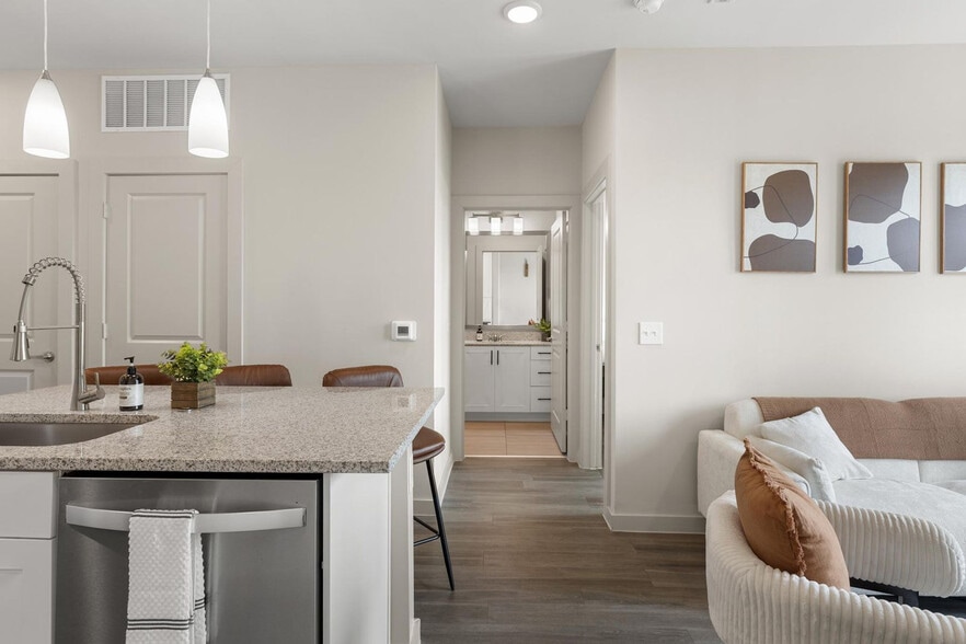 Building Photo - 5820 1/2 Cameron Road-SI FL4-ID1303396P