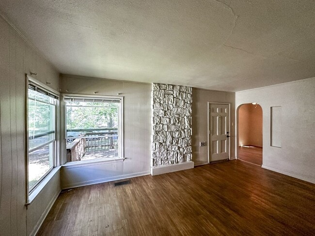 Building Photo - 5 Bedrooms and 3 Bathrooms!
