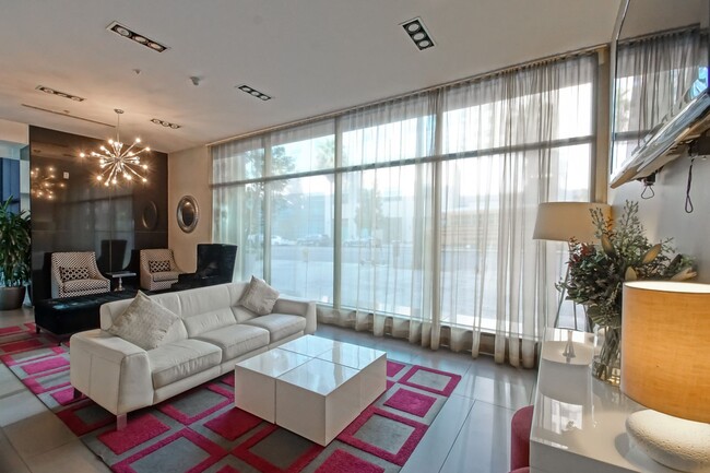 Building Photo - Modern & Spacious, Furnished or Unfurnishe...