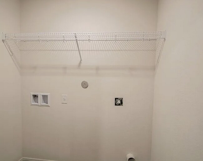 Building Photo - 5 Bedroom Available Now!