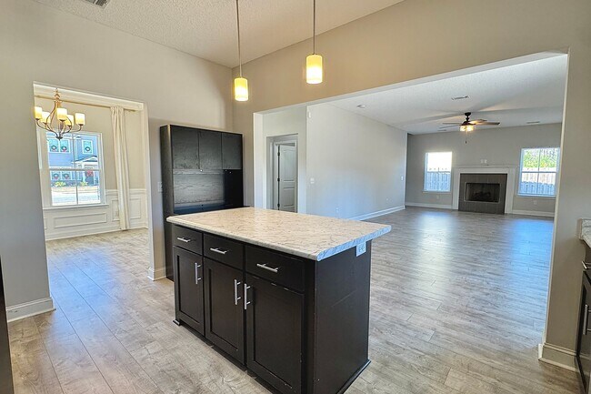 Building Photo - AVAILABLE EARLY DECEMBER (Small Pets Only)