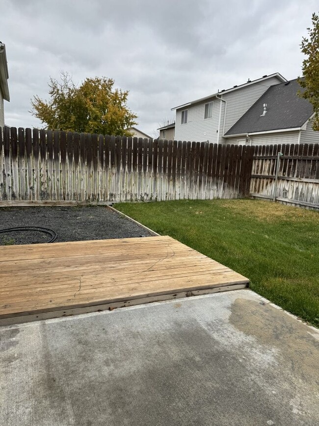 Building Photo - HARD TO FIND 4 BEDROOM