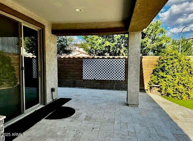 Building Photo - Gorgeous 4 bed 3.5 bath with Pool/Spa and ...
