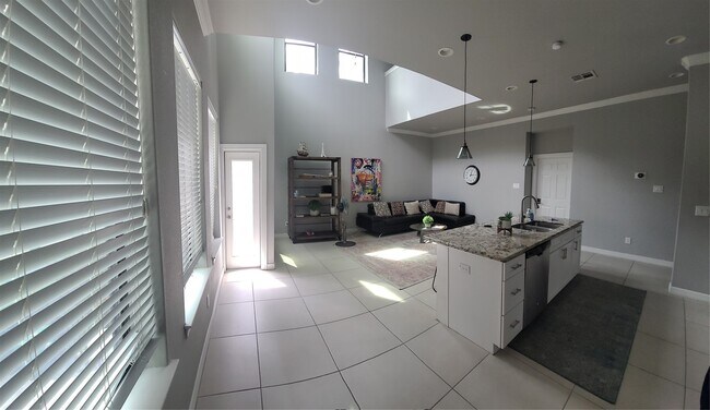 Building Photo - 1413 Holly St