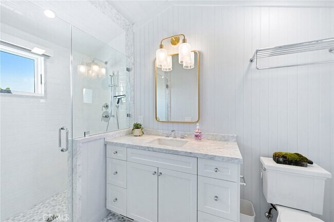 Building Photo - 360 Cliff Dr