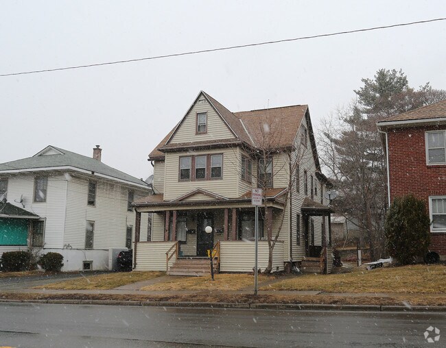 Building Photo - 463 Main St
