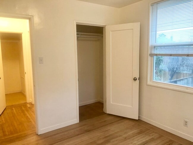 Building Photo - Remodeled top floor 1 Bd with hardwood flooring and spacious modern kitchen!