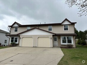 Building Photo - Port Washington Townhome