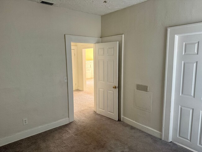 Building Photo - 3/1 Located in South St. Pete!