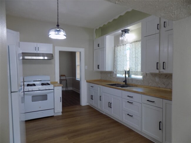 Building Photo - 414 N Avenue C