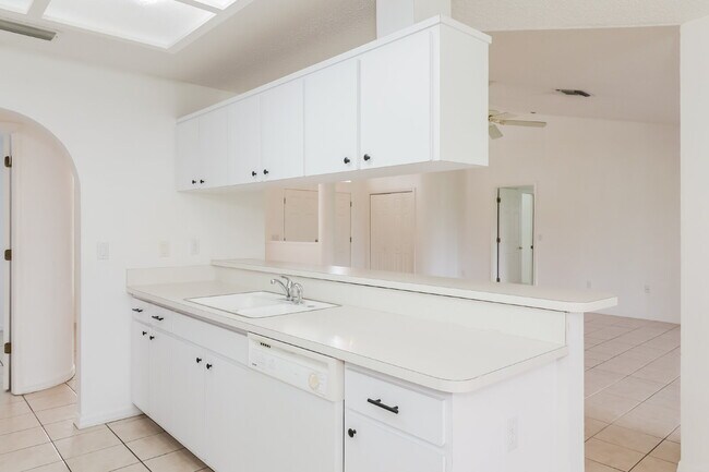 Building Photo - "Charming 3-Bed, 2-Bath Home in Hudson, FL...