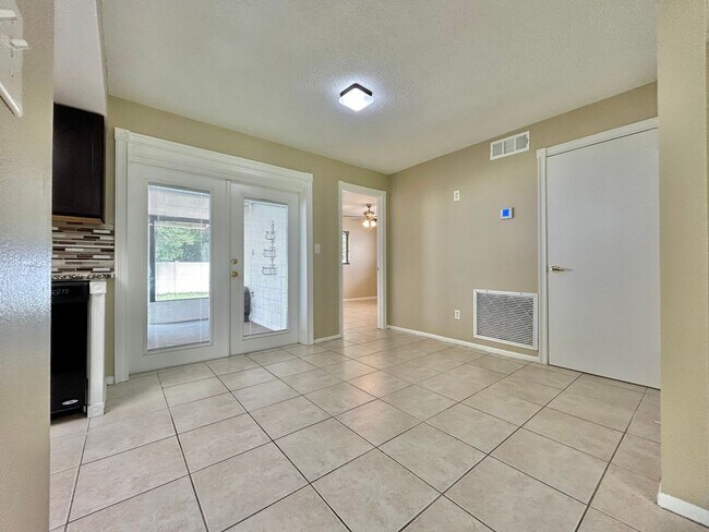Building Photo - Stylishly upgraded 4Bedrooms/2Baths home in the heart of Winter Springs!