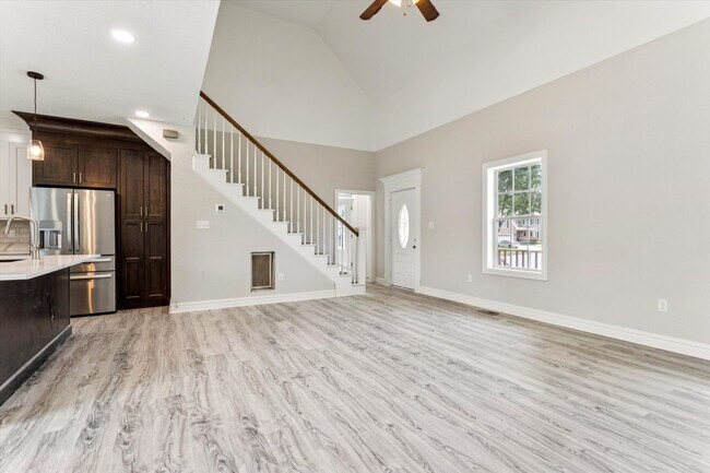 Building Photo - Renovated 5-bedroom 3.5-bathroom home loca...
