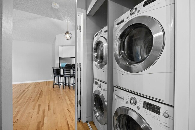 Building Photo - 2 Bed/1 Bath Close to Buckley Space Force