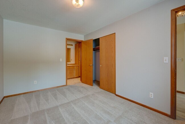 Building Photo - 2 Bed 2 Bath Apartment with a View
