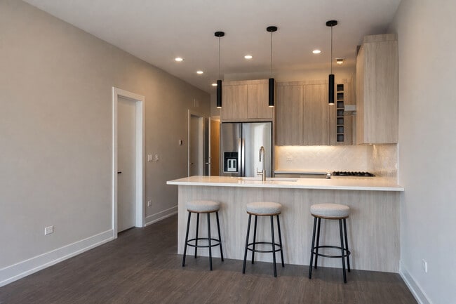 Building Photo - 3244 N Lincoln Ave