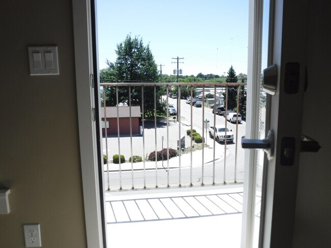 Building Photo - Chic artist-style lofts home with 3 bed 2.5 bath near Boise Greenbelt.