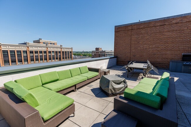 Building Photo - Spacious PENTHOUSE unit has it all! Light filled 1BR/1BA + DEN condo