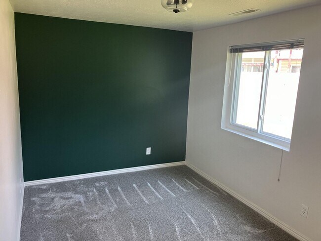 Building Photo - 3 Bed 2 Bath Single Level Patio Home