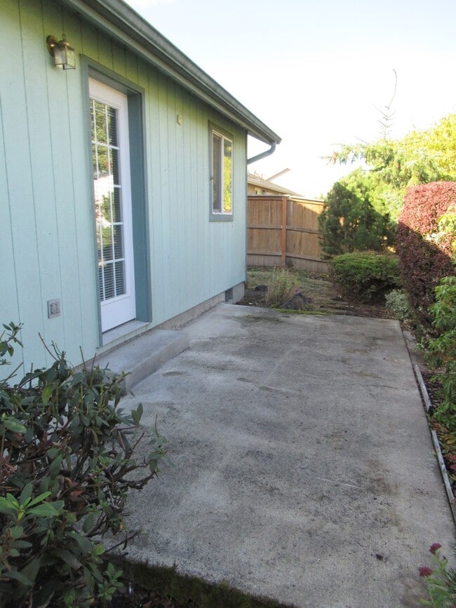 Building Photo - Three Bedroom Home in Independence