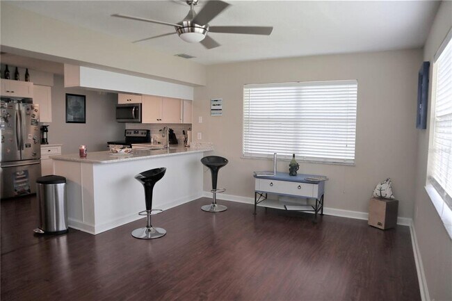 Building Photo - 1468 S Evergreen Ave