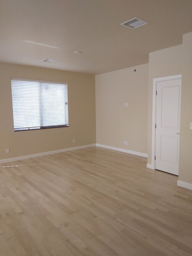 Building Photo - Bison Cove Unit E5 Available Now