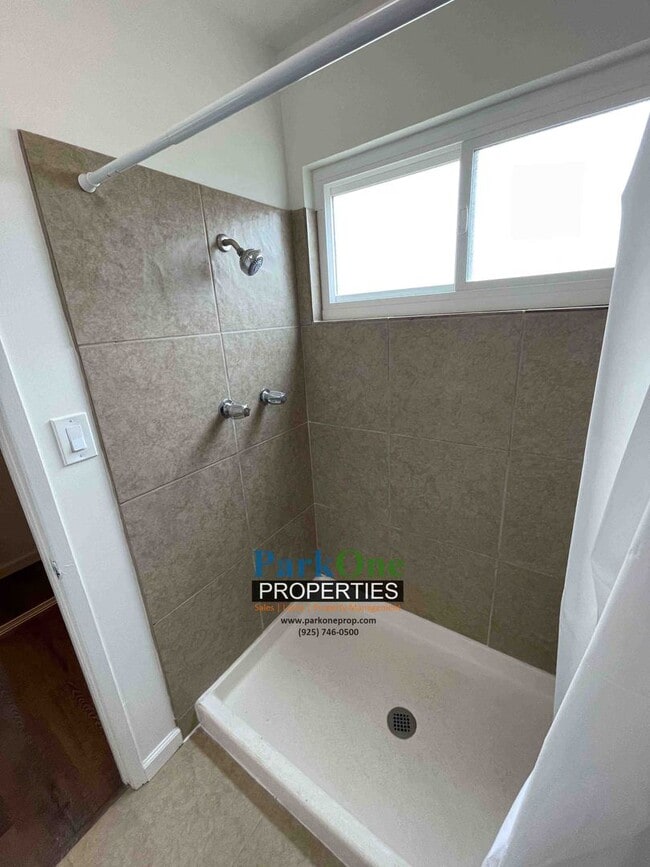 Building Photo - House With Paved Side Yard and Spacious Backyard in Pinole Now Available!!