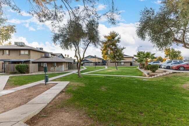 Building Photo - 286 W Palomino Dr