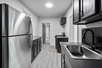 Building Photo - Stunning 4 Bedroom home in Carrick available May 15!