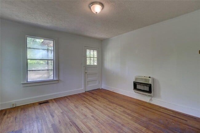 Building Photo - 1310 Winona Ave