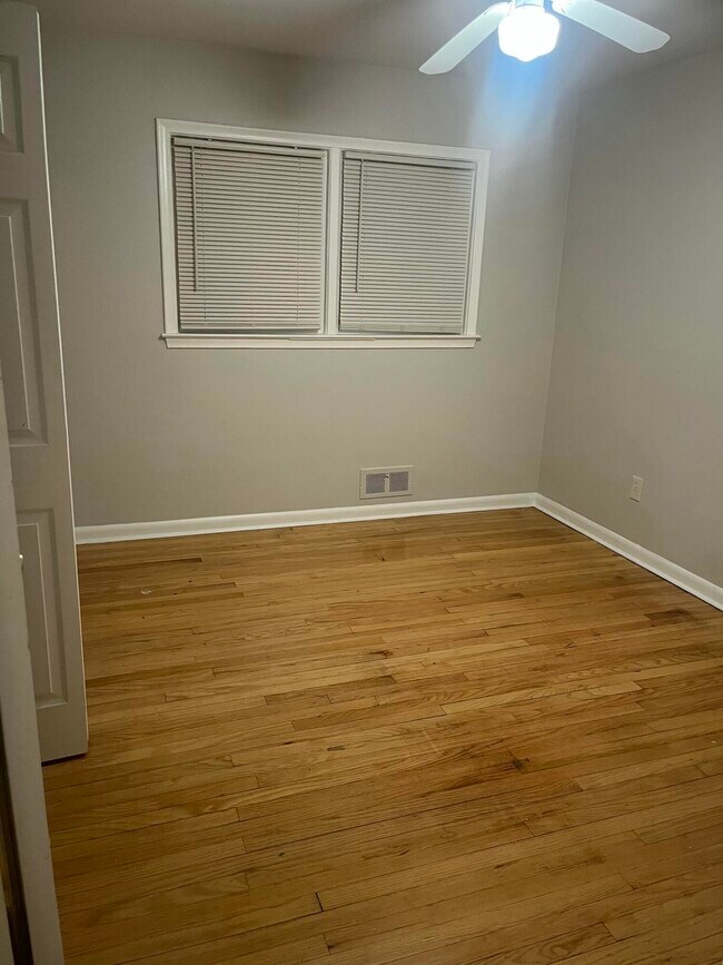 Building Photo - 12116 Columbia Ave