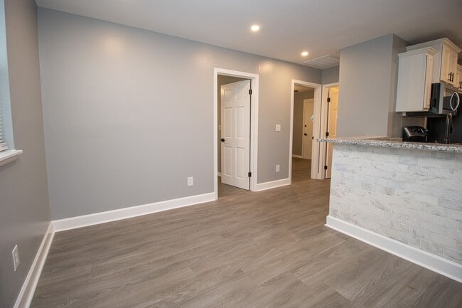 Building Photo - Downtown Columbia Renovated 2BR/1BA | Modern Finishes, Prime Location Near Five Points