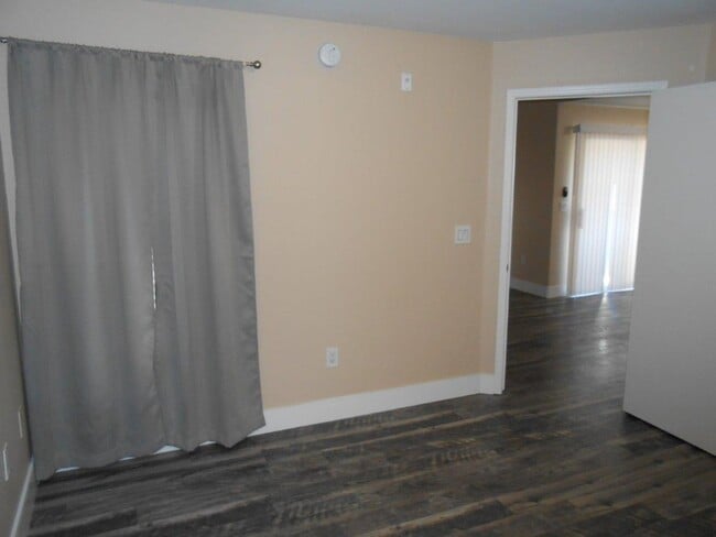 Building Photo - 2nd Floor 2 Bedroom Condo in Gated Community