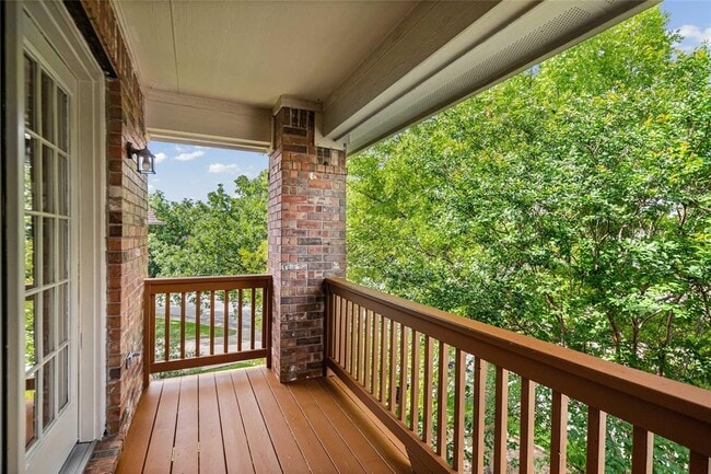 Building Photo - 10700 Pointe View Dr