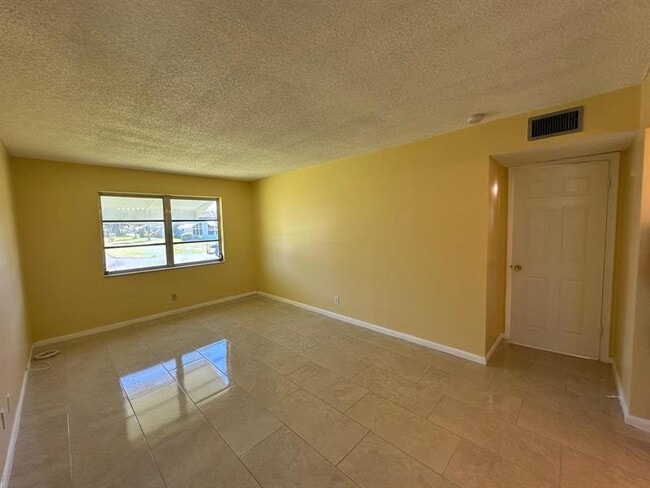Building Photo - 665 High Point Dr