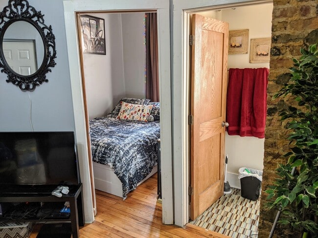 Building Photo - 1830 W 17th St