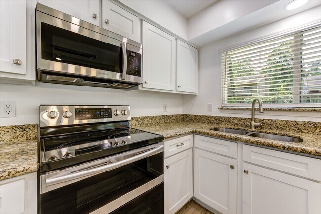 Building Photo - 2114 River Village Dr