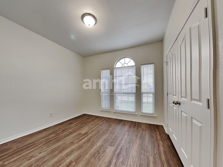 Building Photo - 2609 Alpena Dr