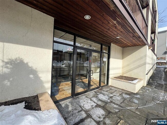 Building Photo - 19 Plauderville Ave