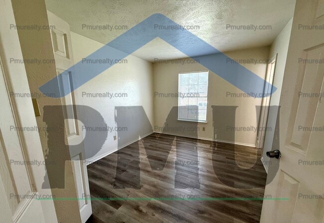 Building Photo - AVAILABLE NOW!!!  3-bedroom 2 bath half du...