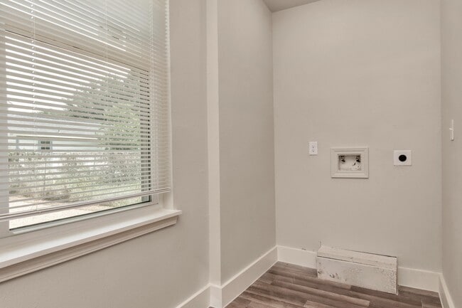 Building Photo - 211 Stiles St