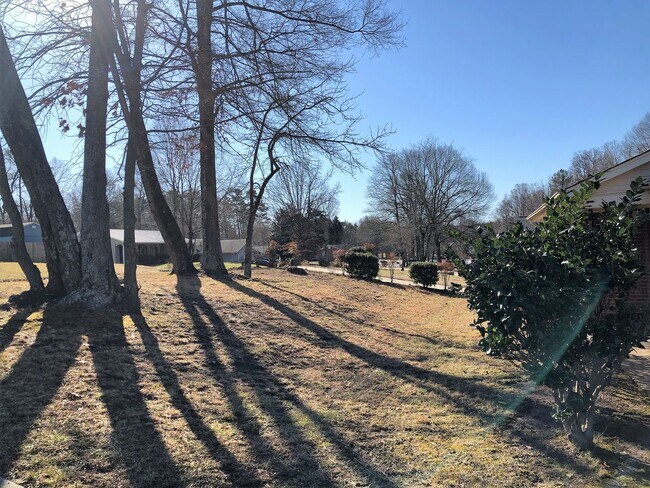 Building Photo - SW Large Brick Home, Updated Kitchen & Bathrooms, Wood Like Flooring, Fenced Yard!