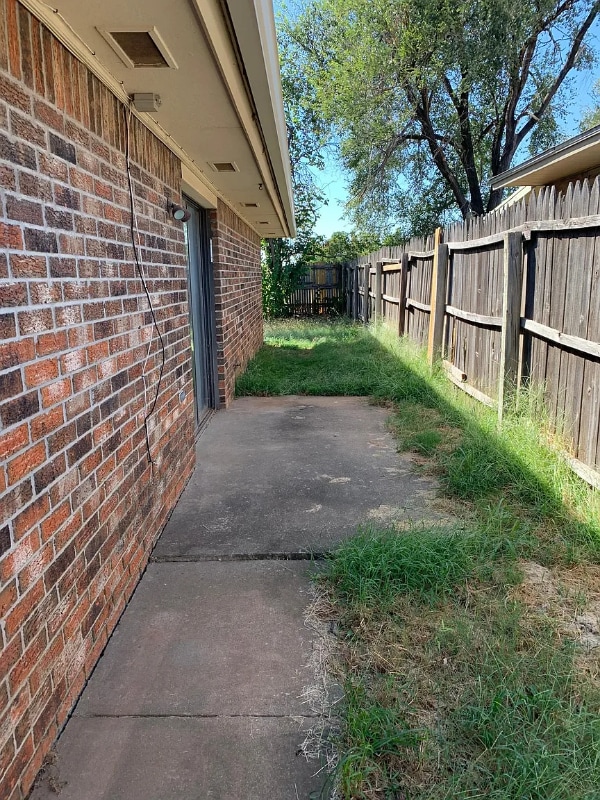 Building Photo - 120 Vinita Dr